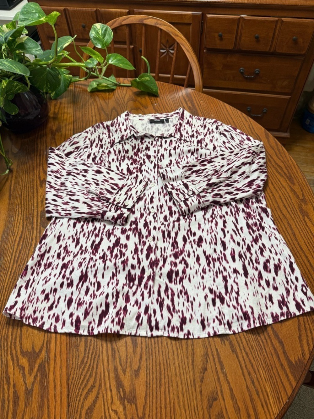 Apt. 9 Patterned White & Maroon Button Down Blouse Size 1X Plus - Picture 4 of 11